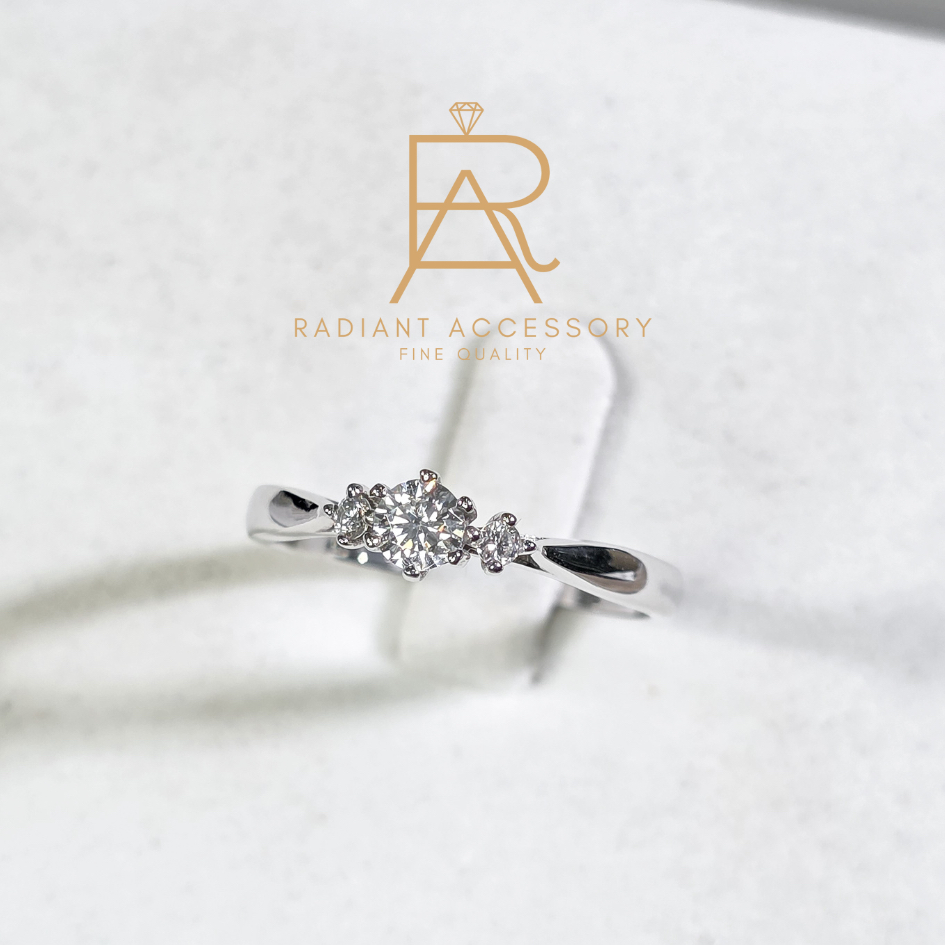 แหวนเงินแท้เม็ดชูฝังเพชร Moissanite 0.3 กะรัต ทรงกลม ประดับบ่าสองข้าง ชุบทองคำขาว