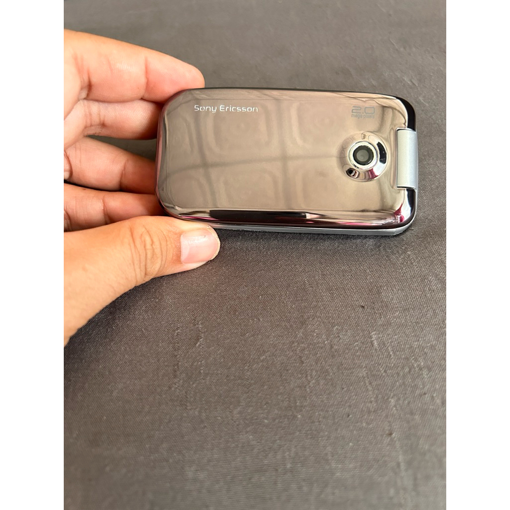 Sony Ericsson Z610i มือสอง ใช้งานได้ปกติ ตำหนอจอเป็นดวงตามกาลเวลา