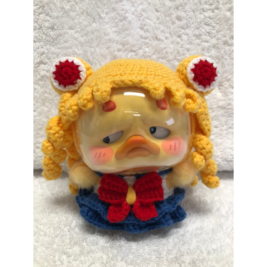 ชุดเป็ดหน้าบึ้ง Upset Duck v4 ชุดพวงเป็ด เสื้อผ้าตุ๊กตาถักไหมพรม Handmade เซเลอร์มูน