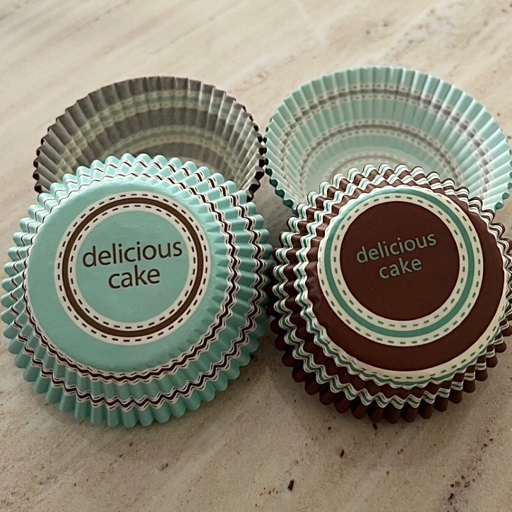 ถ้วยอบเค้ก คัพเค้ก ลาย delicious cake แต่งลายเส้นรอบ แพค 50 ใบ วัสดุกระดาษ เคลือบกันเค้กติด เข้าเตาอบได้ Baking Cup