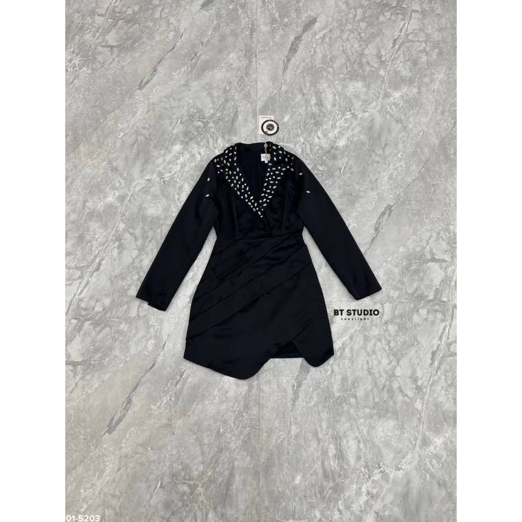 BT 01-5203 เดรสเบอเซอร์แขนยาวคอปก ปกตกแต่งด้วยเพชรเม็ดใหญ่กระจายทั่วปกเลยมาที่ไหล่เล็กน้อย ตีเกล็ดด้