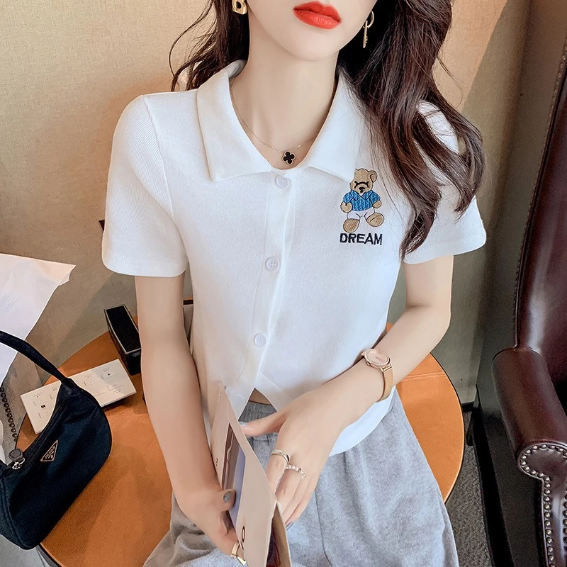 เสื้อยืดคอโปโลหมีขาว ไหล่ตรง แขนสั้น ทรงหลวม ทรงสั้นโชว์สะดือ สำหรับผู้หญิง 2025 ใหม่