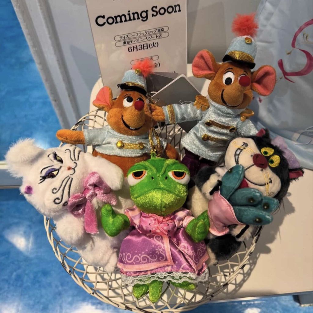Pascal Plush Keychain Rapunzel's Wedding WISHING YOU A LOVELY DAY