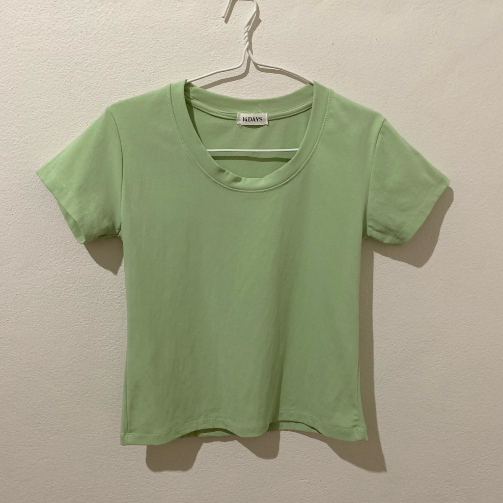 มือ✌️เสื้อยืดคอยู สีเขียวนม ป้าย 14Days