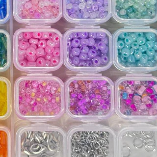 กล่องลูกปัดเม็ดทราย 52 สี พร้อมชุดร้อย 10 ชุด แถมเอ็นยืด แหนบคีบลูกปัด diy