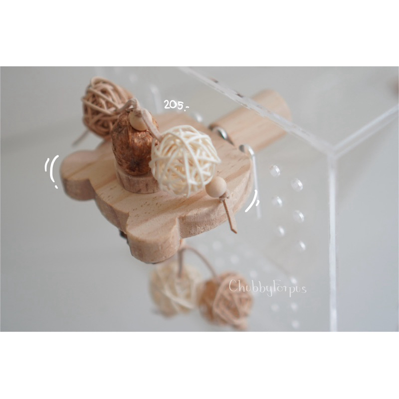 พร้อมส่ง ของเล่นนก แท่นยืนไม้ รูปหมี ร้อยด้วยเชือกหนัง มีลูกไม้แห้ง บอลสาน แผ่นไม้ ใช้ยึดติดในกรงได้ทุกชนิด