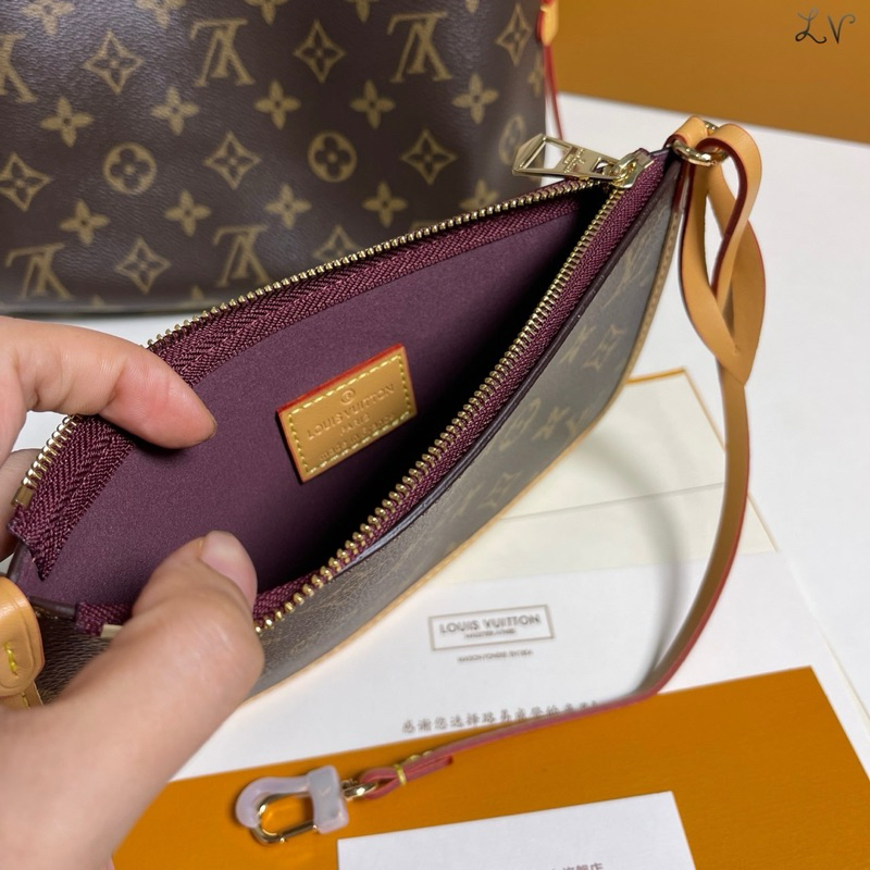 รุ่นใหม่ล่าสุดกระเป๋าถือและสะพายคางขนาด25cm 29cm สินค้างานไฮเอนด์หนังแท้สวยตรงปกพร้อมอุปกรณ์ครบ