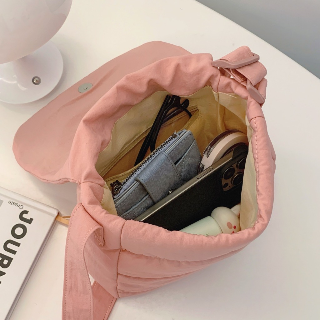 มาใหม่🔥🔥uniqlo มีป้ายห้อยยูนิโคล่ กระเป๋าสพายข้างสำหรับผู้หญิง สไตล์น่ารักๆ สีแบบมินิมอลมินใจ