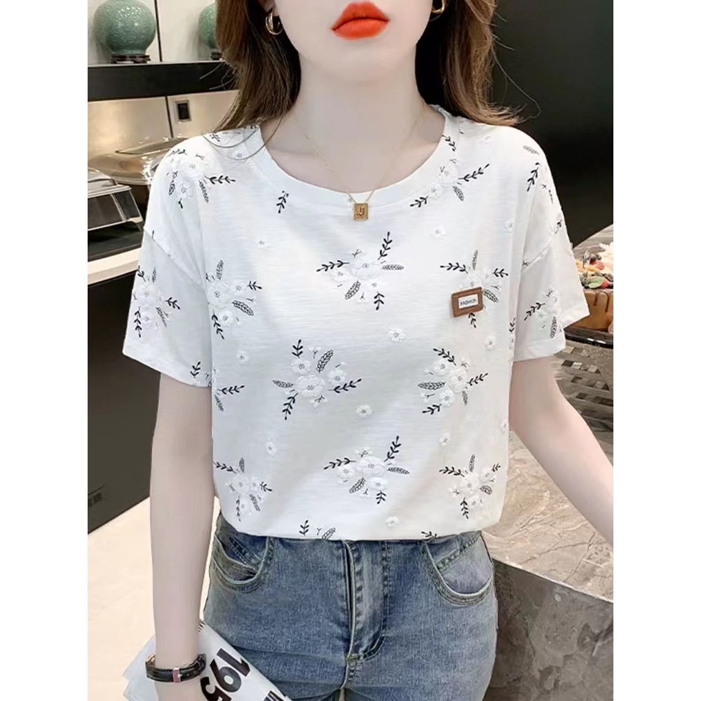 เสื้อยืดแขนสั้นพิมพ์ลายหลวมสีขาวและทันสมัยในฤดูร้อน ผู้หญิงแห่งปี 2024