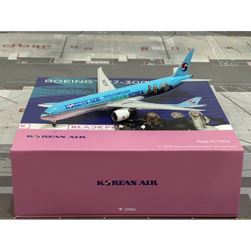 โมเดลเครื่องบิน Korean Air Boeing 777-300ER HL-7204 ลาย Busan Expo 2030 (BLACKPINK)