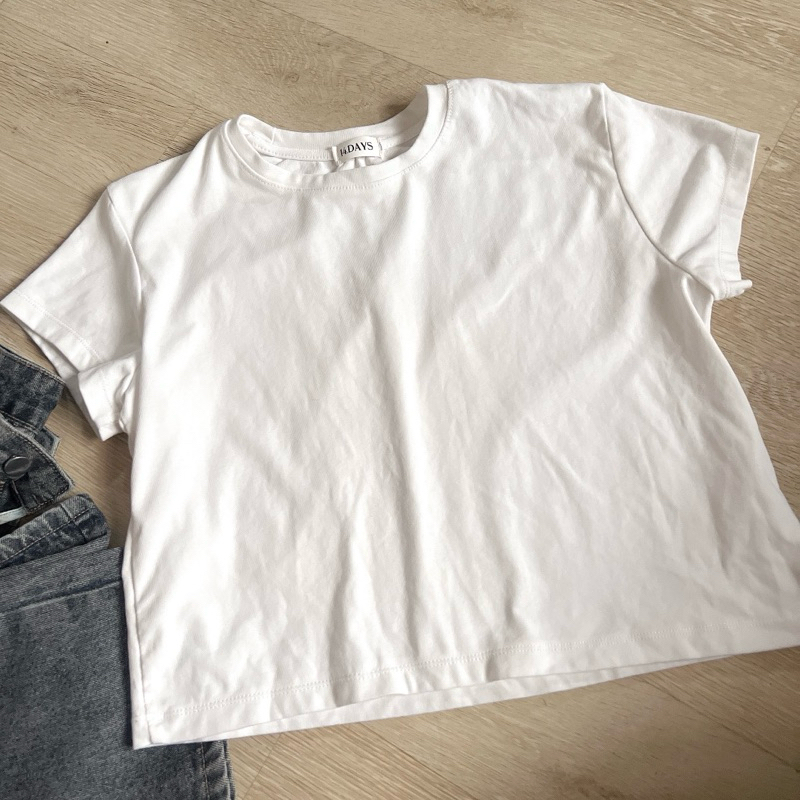 เสื้อยืดสีขาว จากร้าน 14DAYS