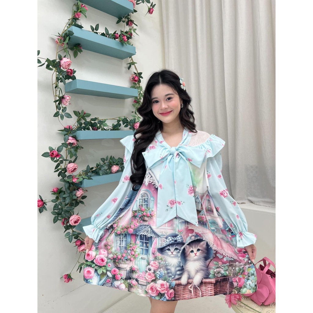 BLT BRAND SP898 การันตีเสื้อผ้าแบรนด์แท้ ชุดเดรสสีฟ้าทรงปล่อยแขนยาวผูกโบว์ได้ตรงคอ พิมพ์ลายน้องแมวน่