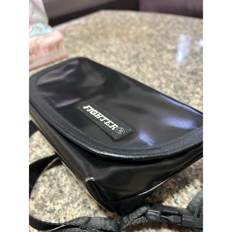 กระเป๋าคาดอก fighter รุ่น slimz สีดำ มือสองของแท้