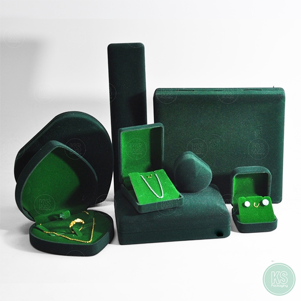 กล่องกำมะหยี่สีเขียวใส่เครื่องประดับ แหวน ต่างหู สร้อย กำไล จี้ จัดวางเพิ่มมูลค่าจิวเวอรี่ และ สามารถใช่เก็บได้