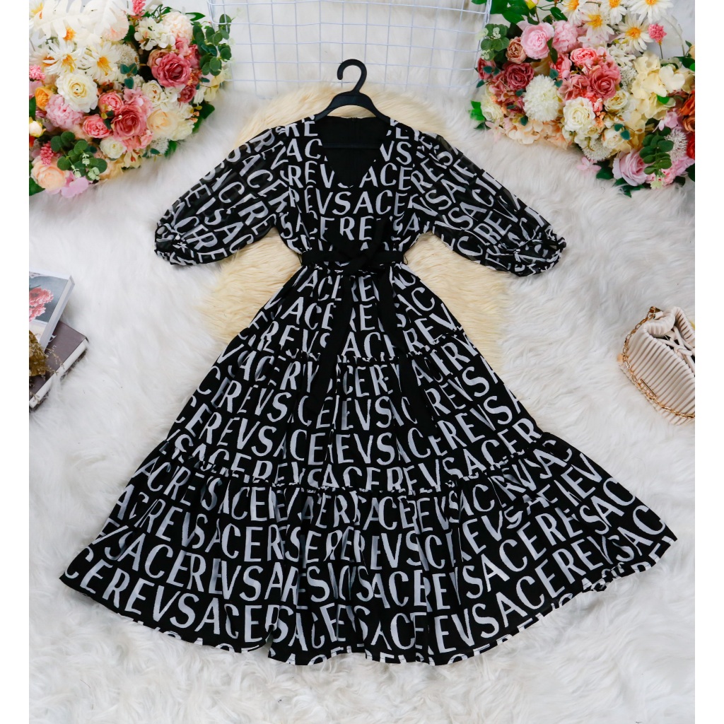 ชุดเดรสพิมพ์ลาย สีดำ ซิปซ่อนด้านหลัง ด้านบนมีซับใน แขนพอง คอวี ผ้าชีฟอง ความยาวชุด=44
