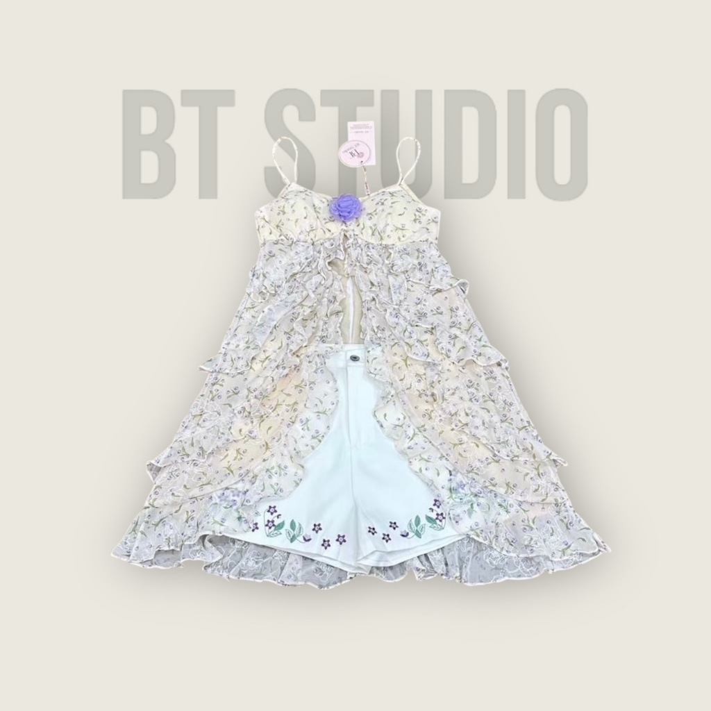 BT 05-200821 ชุดเซทสายเดี่ยวแต่งระบายเป็นชั้น ๆ แต่งแหวกด้านหน้า งานเนื้อผ้าลายดอกไม้สีม่วงแต่งปักลา