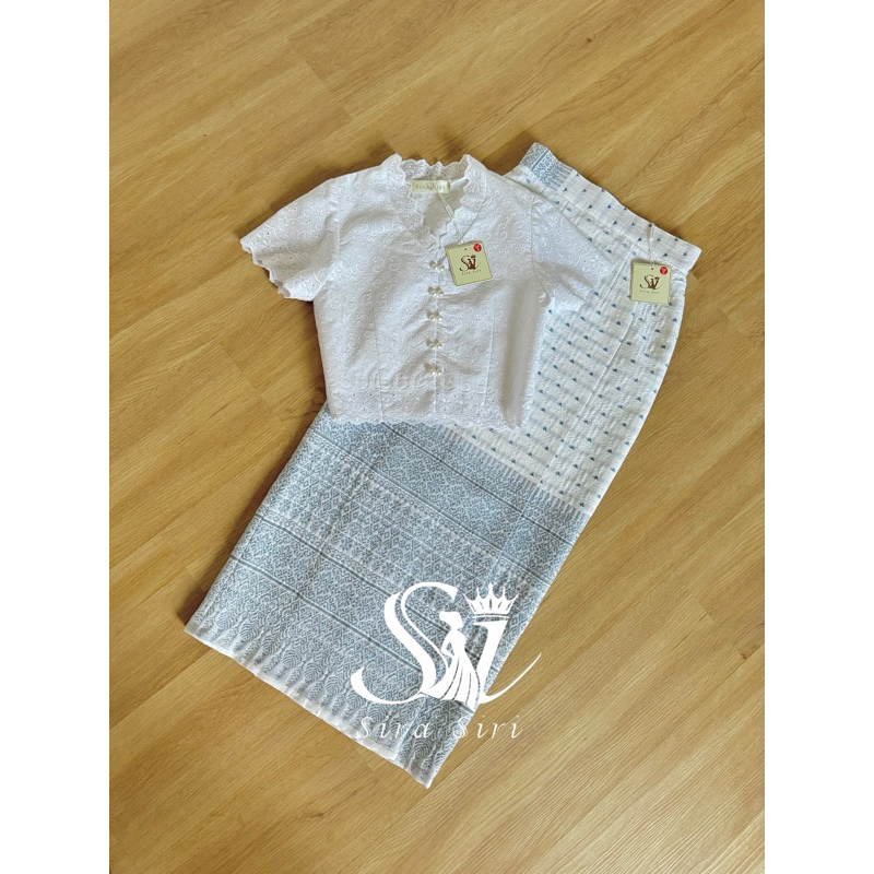 Sira Siri ชุดไทยน่ารักๆ เสื้อคอตตอนปักลายดอก คอวี แต่งกระดุมมุก ทรงครอป แมทช์กับผ้าถุงสำเร็จรูปทอลายสวยๆ เซทนี้น่ารักมาก