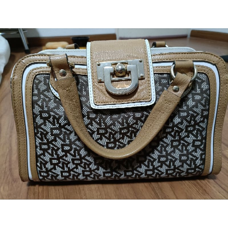 DKNY กระเป๋า Vintage มีสายสะพาย