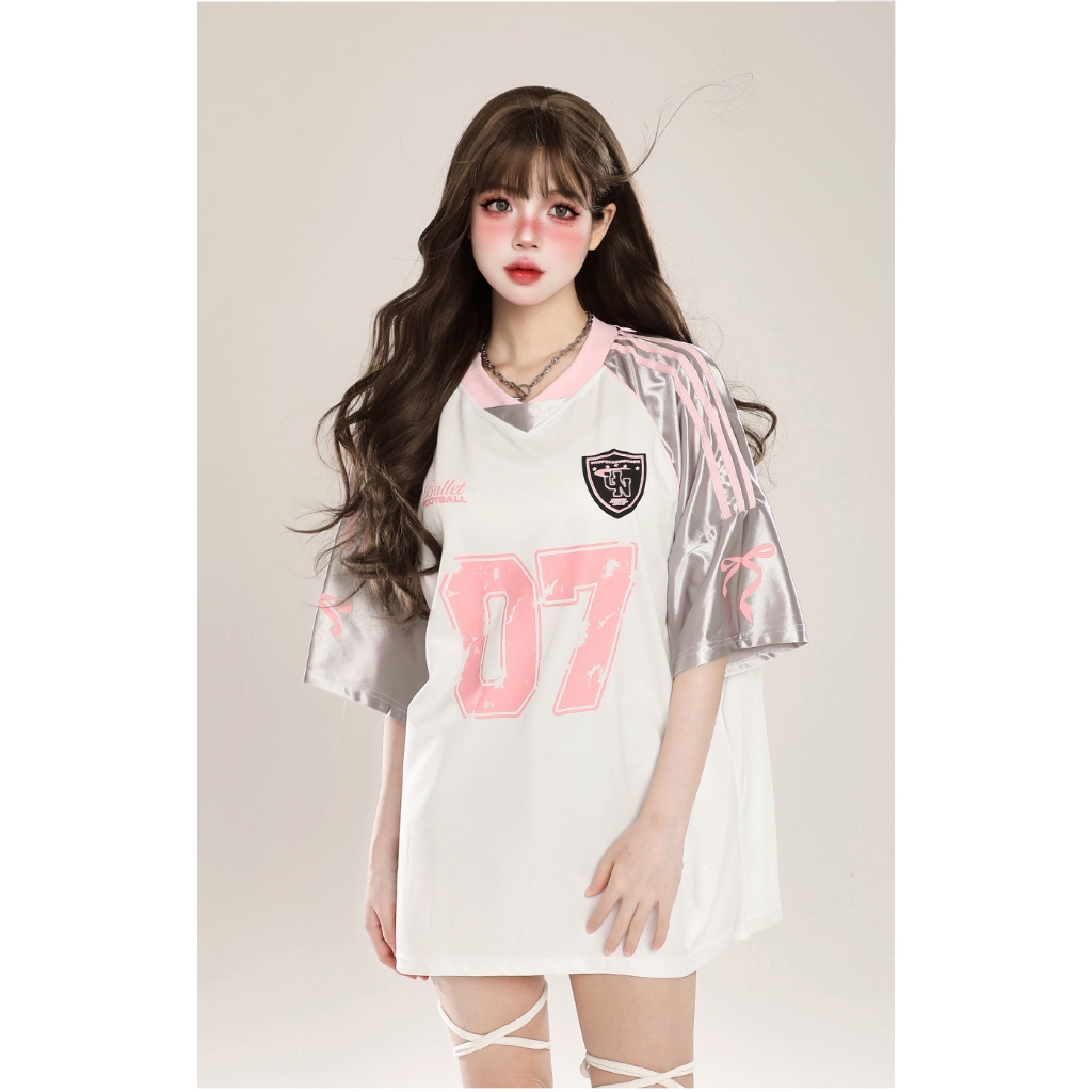 Beryl  เสื้อยืดแขนสั้นพิมพ์ลายเย็บแบบเรโทรอเมริกัน  สไตล์น่ารัก เสื้อตัวหลวมสไตล์สปอร์ตลำลอง เสื้อยืดคอวีเทรนด์ รูปที่ 3