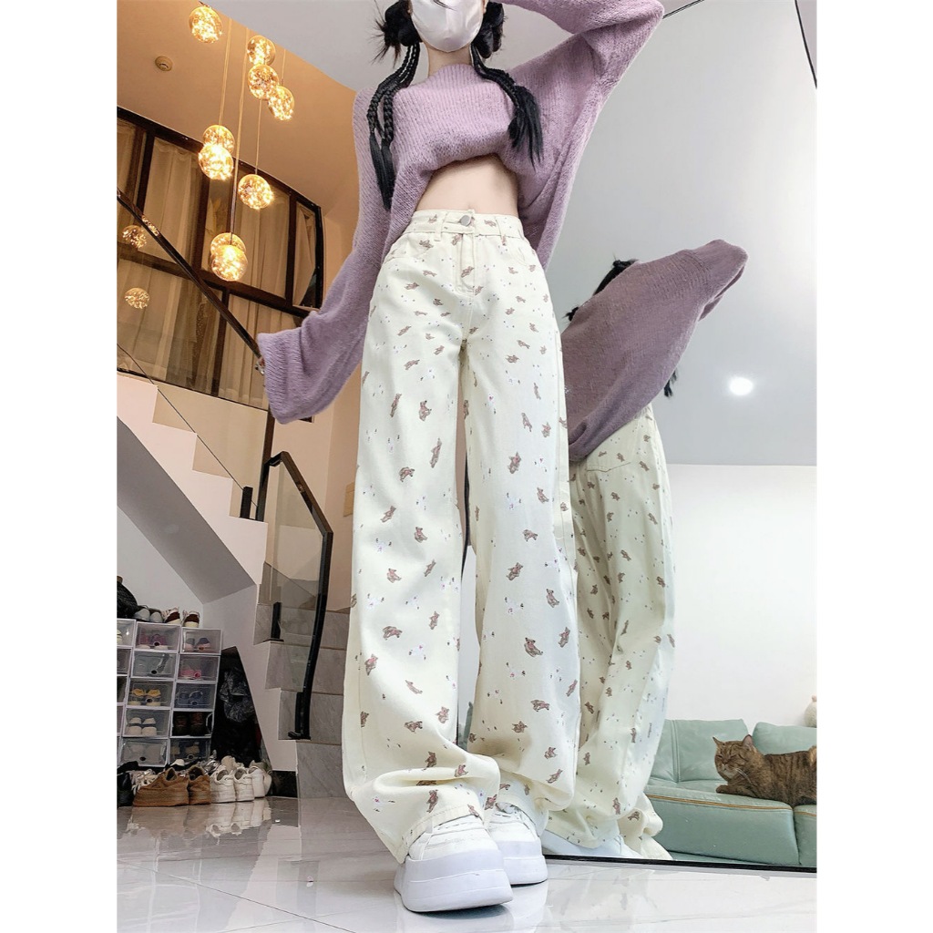 A sheep_shop  กางเกงยีนส์เอวสูงทรงกระบอก 🧸สีครีมพิมพ์ลายหมี🧸 ทรงสวย แนวหวานสุดฮิตวัยรุ่นมากๆ
