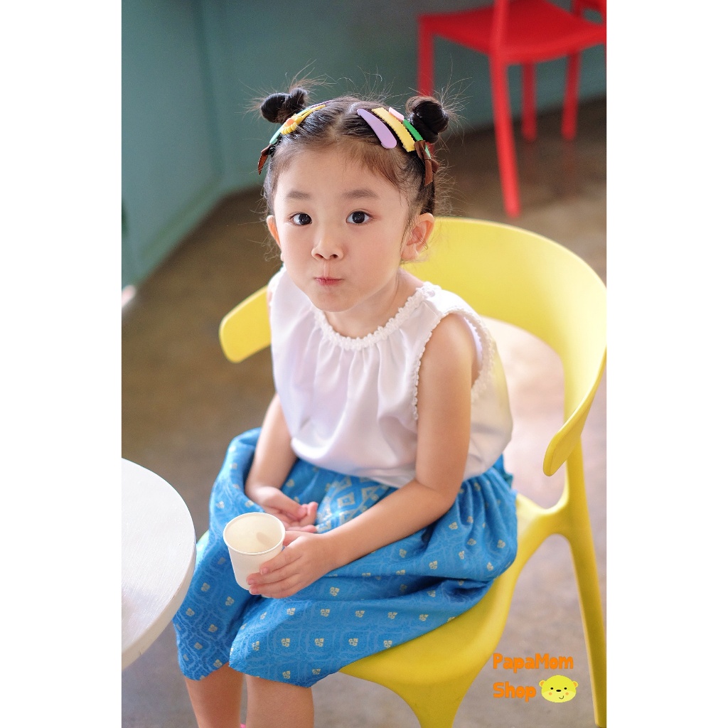 ชุดไทยเด็ก หมีเนย คอกระเช้า แบบน้องหมีเนยใส่  คอกระเช้าสีออฟไวท์และโจงกระเบน ชุดไทยพร้อมส่ง ชุดไทยไปโรงเรียน