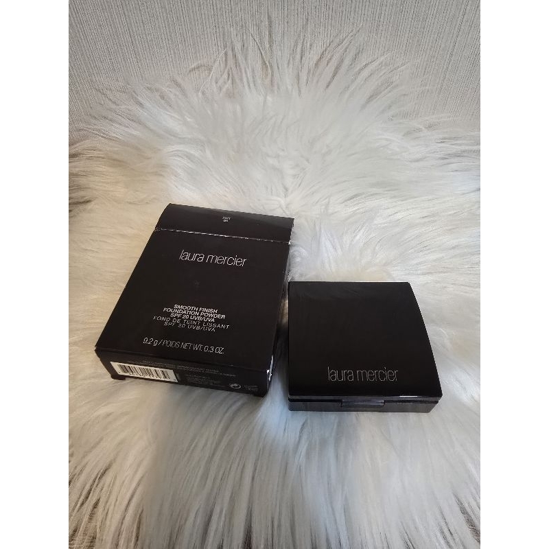 ตลับแป้งเปล่า laura mercier (ไม่มีผลิตภัณฑ์ และไม่ได้ทำความสะอาดให้)