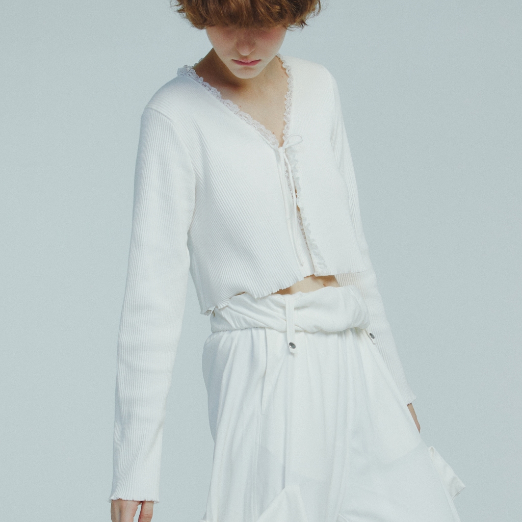 Studio Co. - Tie Front long Sleeve Cardigan เสื้อแขนยาวคอวี มีเชือกผูก ตกแต่งลูกไม้