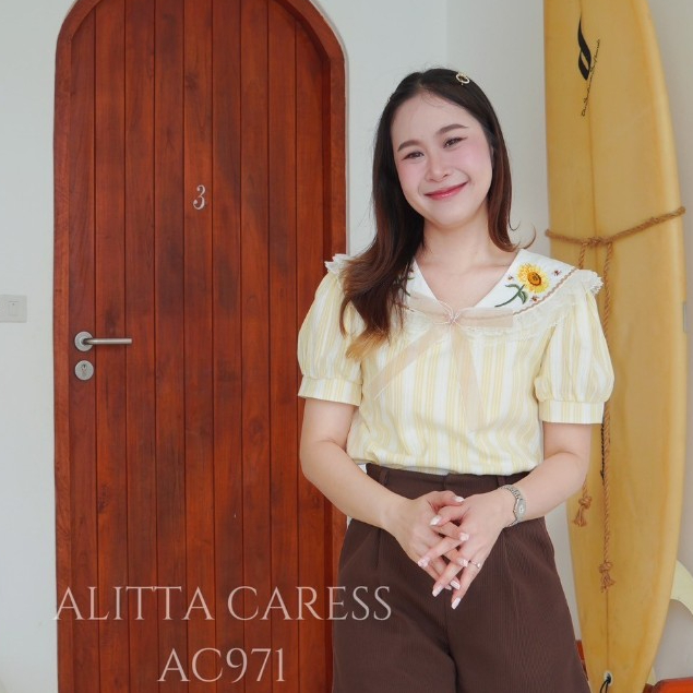 ALITTA CARESS : AC971 เสื้อคอปกลายทางสีขาวเหลืองละมุนตา ปกปักดอกทานตะวันสดใส เเต่งระบาย2ชั้น