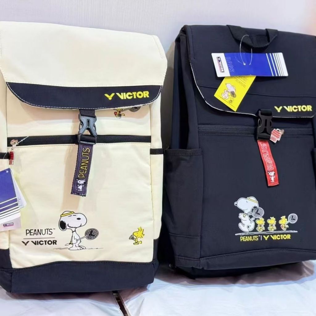กระเป๋าเป้สะพายหลัง ลายการ์ตูน Snoopy Co-Branded VICTOR สําหรับใส่ไม้แบดมินตัน กระเป๋านักเรียนเทนนิสคู่ไหล่