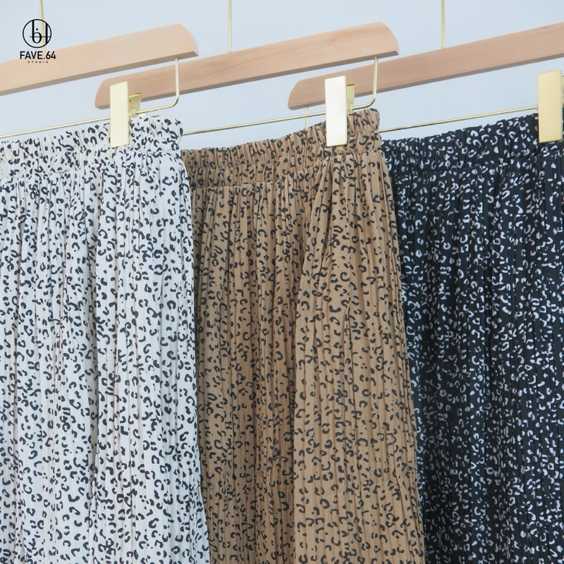 ( ใช้โค้ดลด 30% เมื่อสั่งผ่าน ShopeeVideo) Uri Skirt กระโปรงคอตตอนพิมพ์ลาย