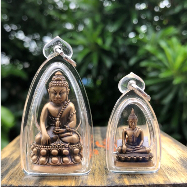 พระกริ่ง ~ พระชัยวัฒน์ หลวงปู่จื่อ วัดเขาตาเงาะ จ.ชัยภูมิ รุ่นแรก เลี่ยมพร้อมจีวรและเกศา แท้100% #al