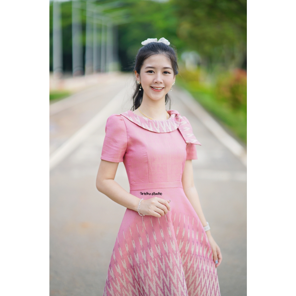 เดรสผ้าฝ้ายทอลายต้นสนสีชมพู คอกลมแต่งโบว์ข้าง กระโปรงทรงย้วย (RC0053)