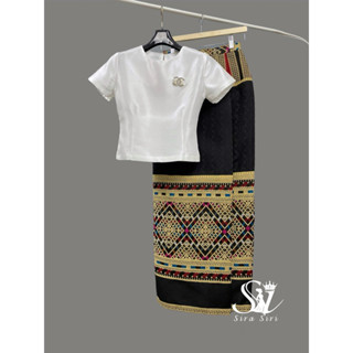 Sira Siri ชุดไทยเสื้อผ้าไหมอิตาลีคอกลมแขนสั้นสีขาวมุก มาพร้อ…