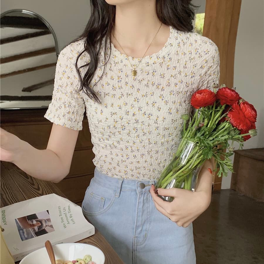 พร้อมส่ง เสื้อยืดอัดลายคอกลมแขนสั้นสีครีม ทรงเข้ารูป ดีเทลผ้าพิมพ์ลายดอกไม้โทนสีเหลืองน่ารัก ผ้ายืดอัดลาย