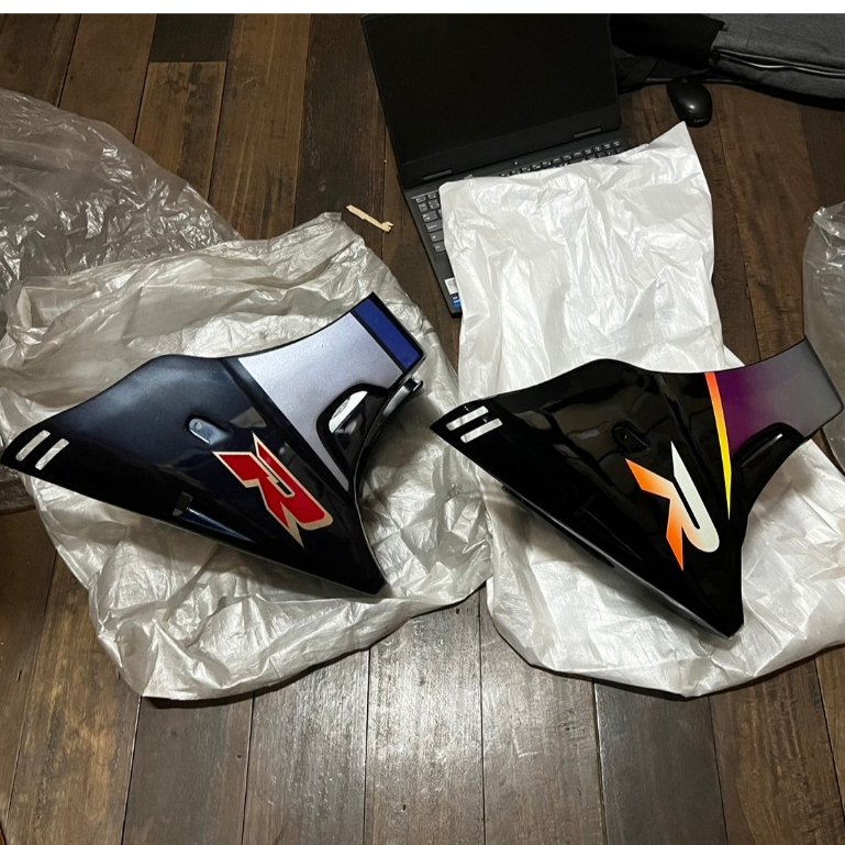อกไก่ หน้ากากเครื่องยนต์ RGV SSS แท้ศูนย์ SUZUKI 94470-12B90 มีสีน้ำเงินเข้ม และดำ อย่างละชิ้นสุดท้าย ชุดสี