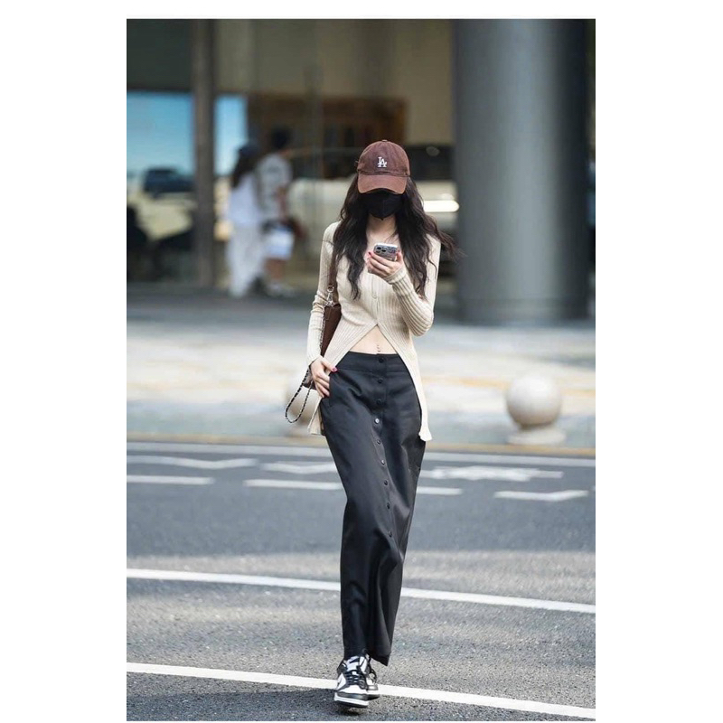 กระโปรง แบรนด์แท้ กระดุมผ่าหน้า เปิด ปิดได้ เนื้อผ้าไม่บางยืดหยุ่น