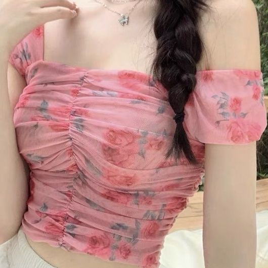 พร้อมส่งในไทย**เสื้อสายเดี่ยวลายดอกกุหลาบ ผ้าชีฟอง ใส่ปาร์ตี้มีฟองน้ำ Y164