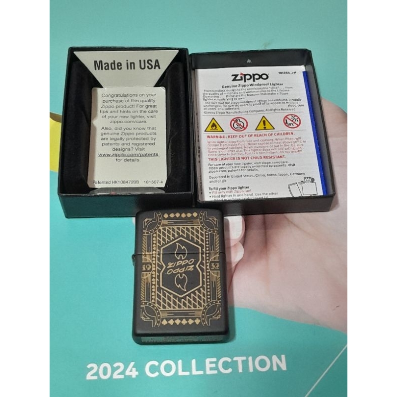 zippo 46483 zippo 1932 design สีดำลายแบบเลเซอร์ถึงเนื้อทองเหลือง  รูปไพ่ zippo