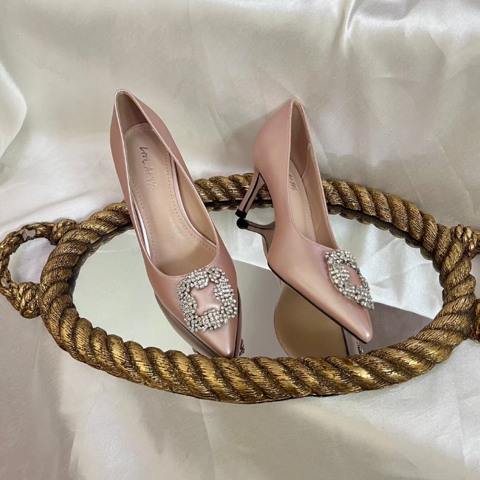 Amber heels สี champagne รองเท้าหัวแหลมส้นสูงผ้าซาติน ครีม ติดเพชร