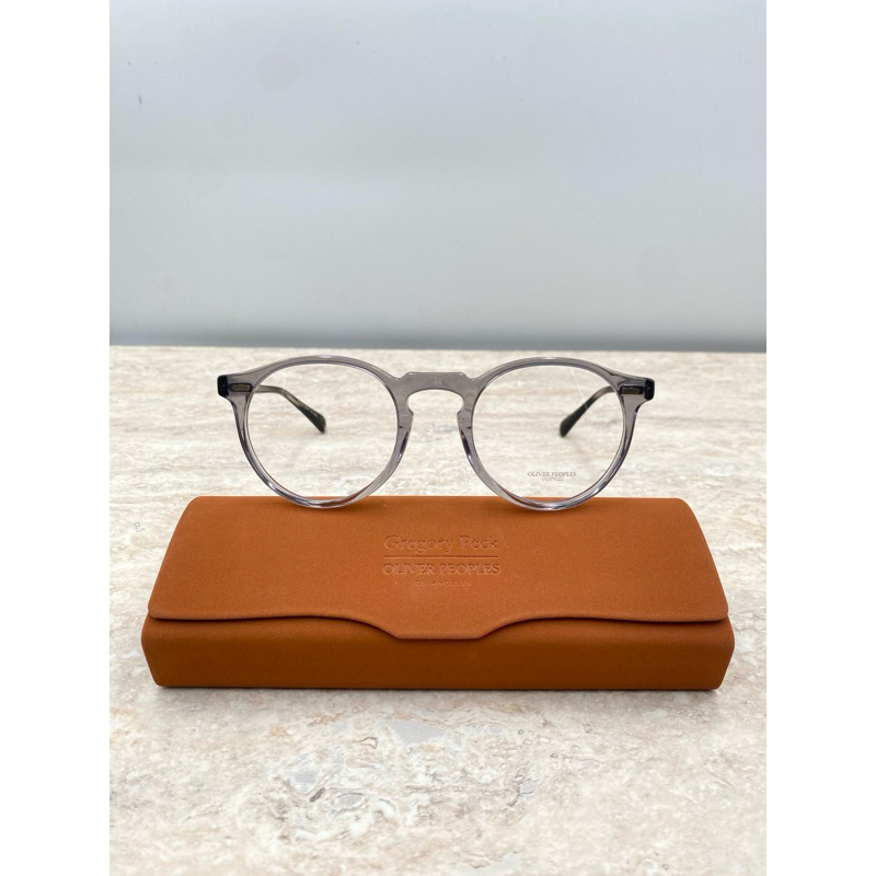 OLIVER PEOPLES รุ่น GREGORY PECK สี WORKMAN GREY size 50 💯% กรอบแว่นสายตาดีไซน์สุดคลาสสิคตั้งแต่ 198