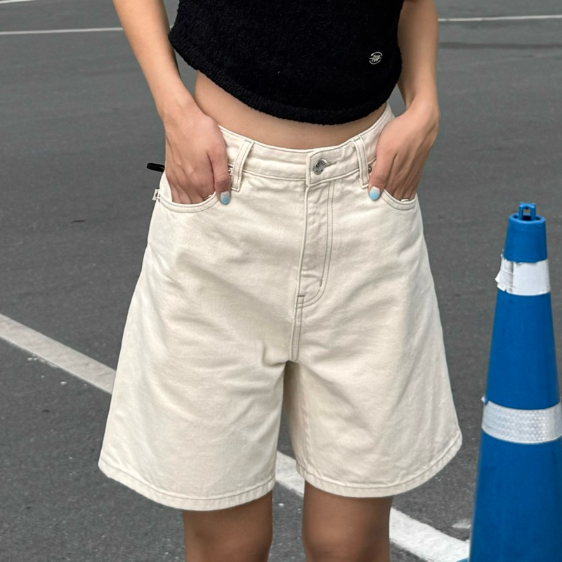 POCKETWOOD - Nora Shorts [พร้อมส่ง] กางเกงยีนส์ขาสามส่วน ปักโลโก้ที่กระเป๋าหลัง