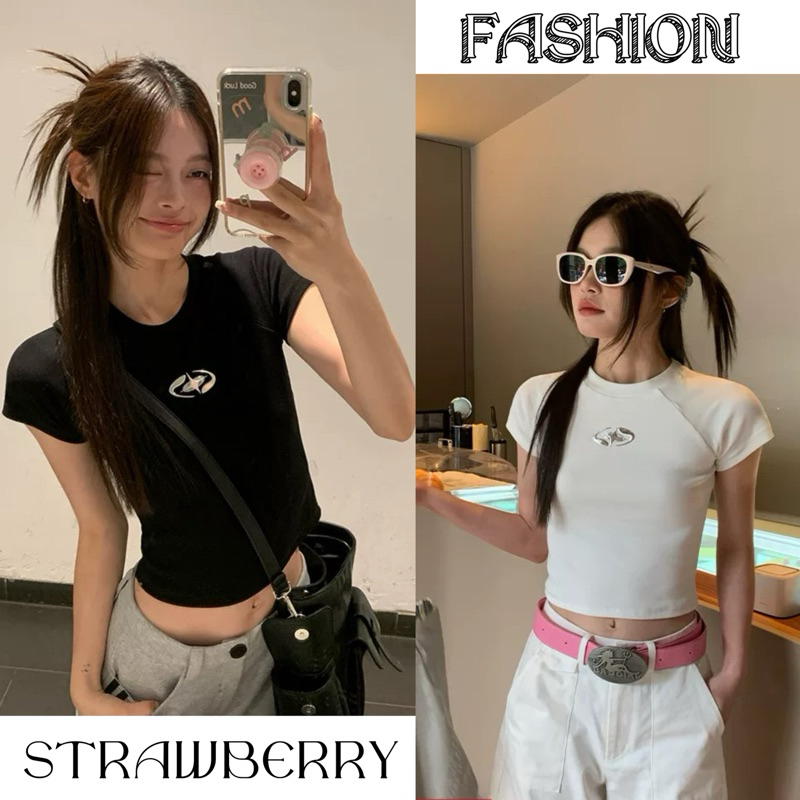 STRพร้อมส่ง💮เสื้อครอป เสื้อรัดรูปเอวลอยเสื้อยืดแฟชั่นผู้หญิง croptopแขนสั้นคอกลม ดีไซน์เท่ๆY2Kสไตล์เกาหลี สาวอ้วนใส่ได้