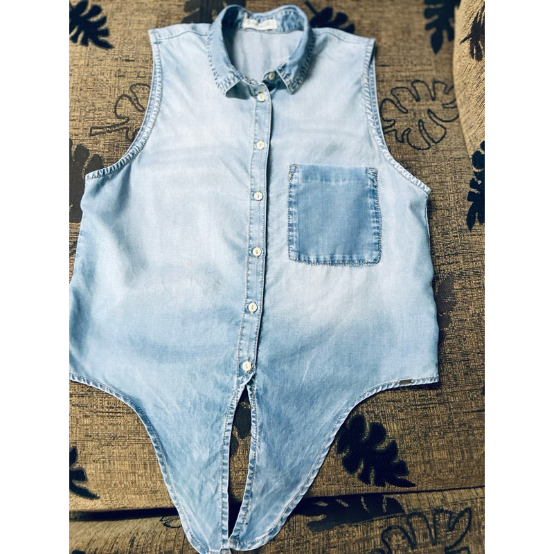 เสื้อเชิ้ตยีนส์แขนกุดและเสื้อกั้กแขนกุดมือสอง #เสื้อเชิ้ตยีนส์แขนกุดมือสอง GARAGE  Size XS อก 34" ยา