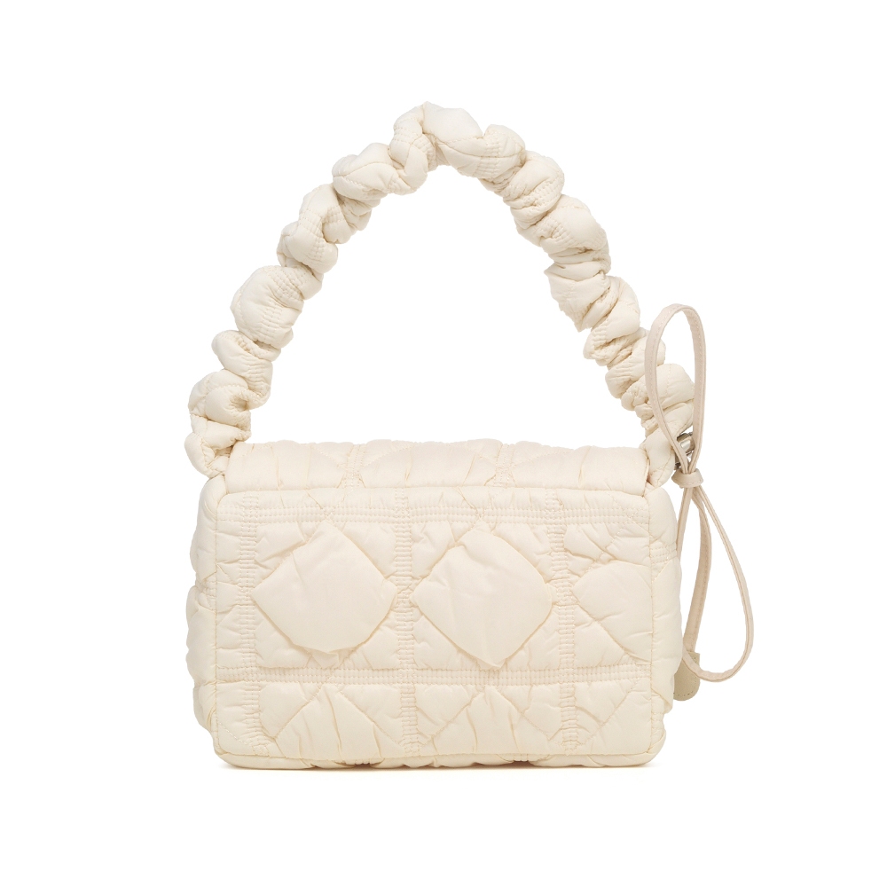 Carlyn Luke สี Ivory