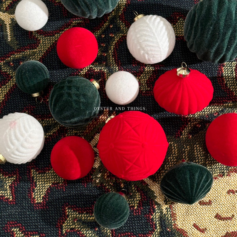 ลูกบอลคละแบบกำมะหยี่คริสต์มาสเซต 35 ชิ้น | Velvet ornament ball box 35 pcs. | Oyster and Things.