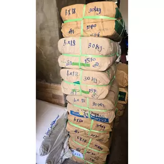 ถุงหูหิ้วสีดำขนาด 6 × 18 นิ้ว บรรจุ 500 กรัม/ห่อ (ใส่เบียร์ได้ 2 ขวด)