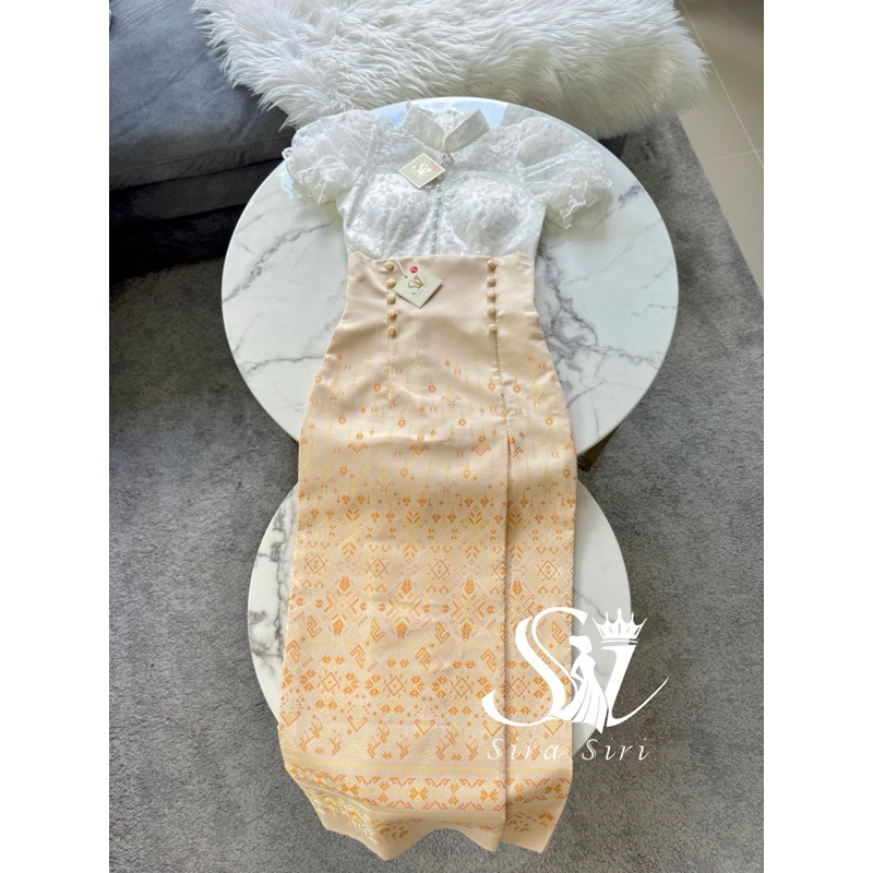 New Collection SIRA SIRI ลูกไม้แขนตุ๊กตา ปักดอกลอย ยกนูนผ้าถุงสำเร็จรูปซิปหลัง ทอลายแพรวา เอวสูง ชุดไทยทำบุญ - รูปที่ 5