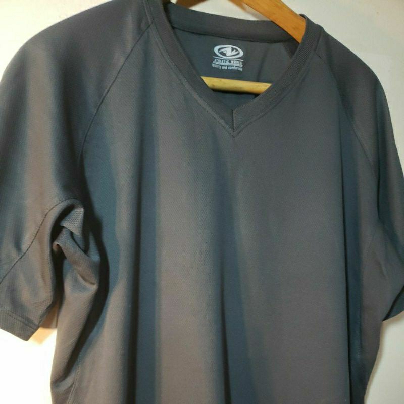 เสื้อยืดสีเทา คอวี ATHLETIC WORKS อก 44 ยาว 26 นิ้ว c116705