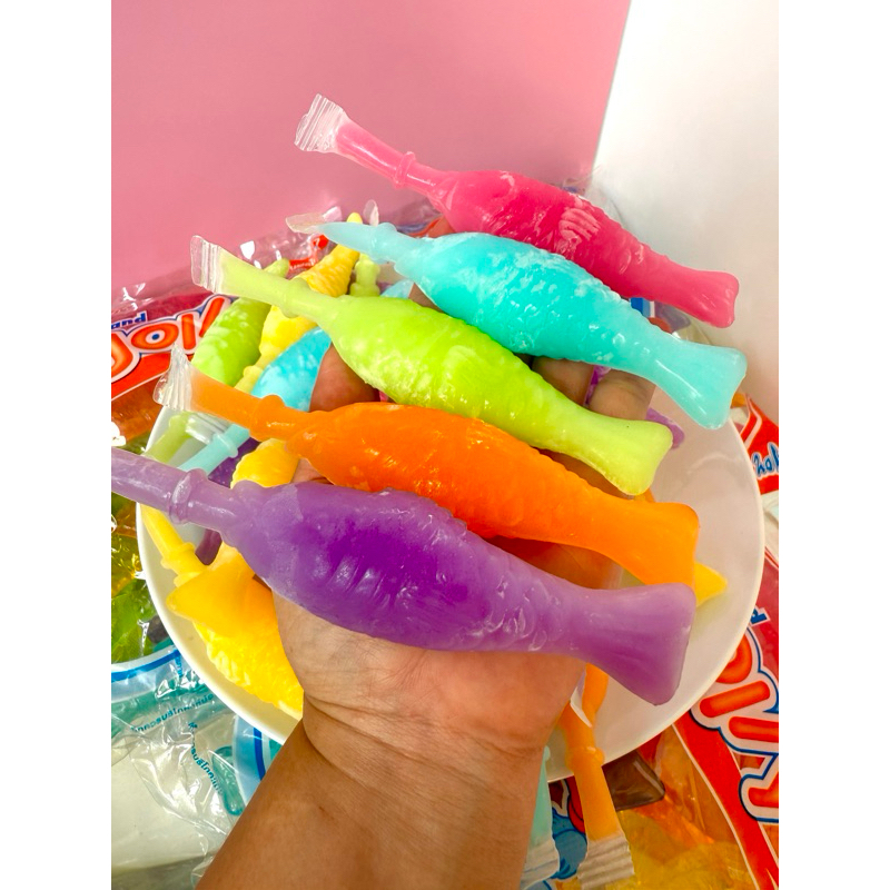 หวานเย็นตัวดูด หรือน้ำหวานตัวดูด รูปปลา รสผลไม้ มี 5 รสชาติ 1ถุงมี30ชิ้น แช่ช่องฟรีซมาทาน หอมหวานอร่อยทานเพลิน