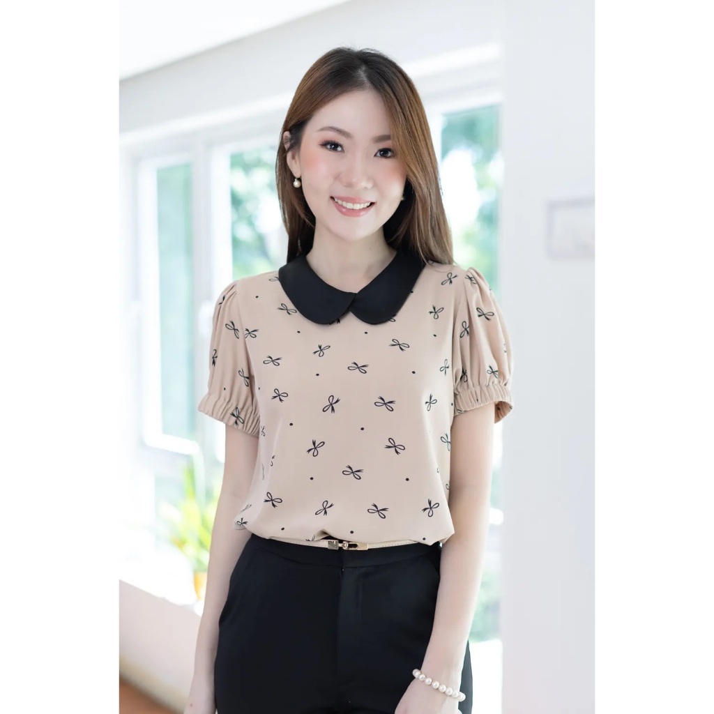 Narinari : MT5040 Overlap Collar Bow Print Blouse – Latte